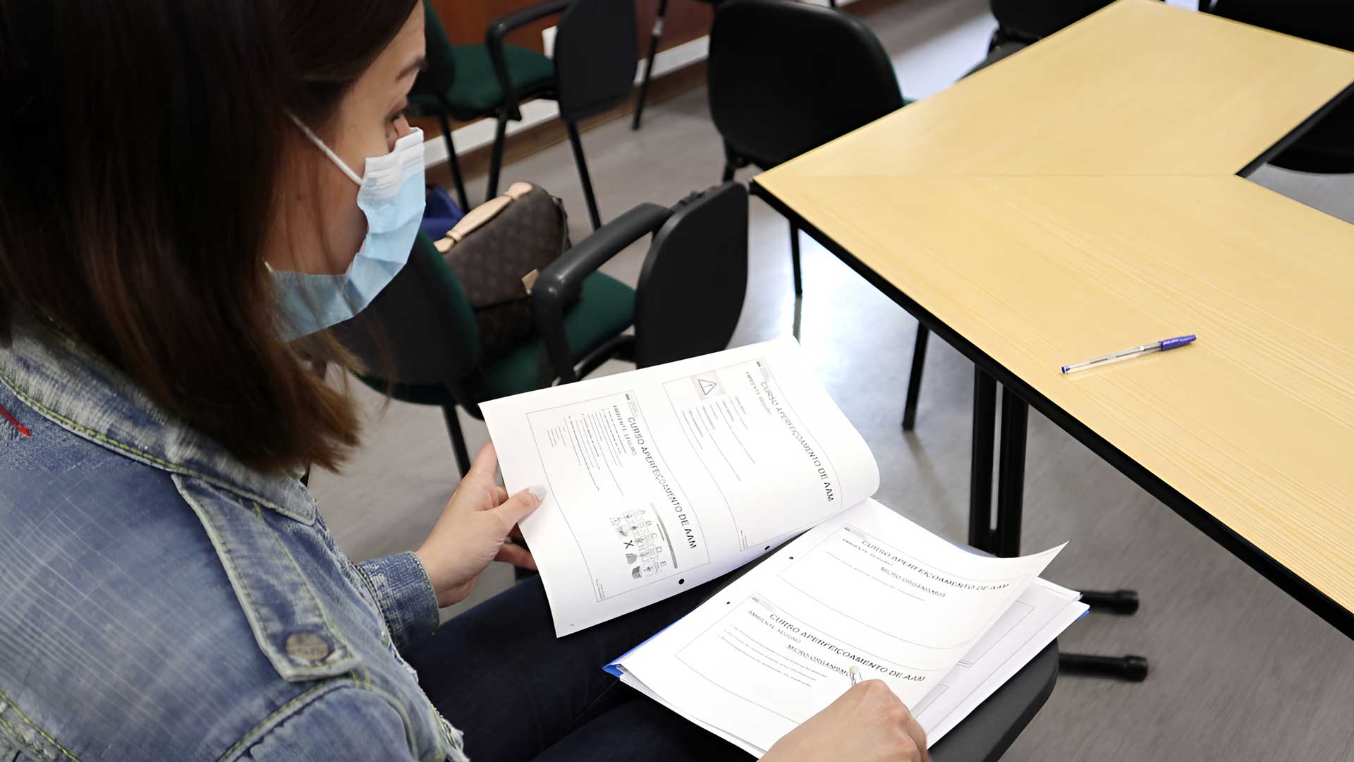 Pessoa a estudar com folhas na mão