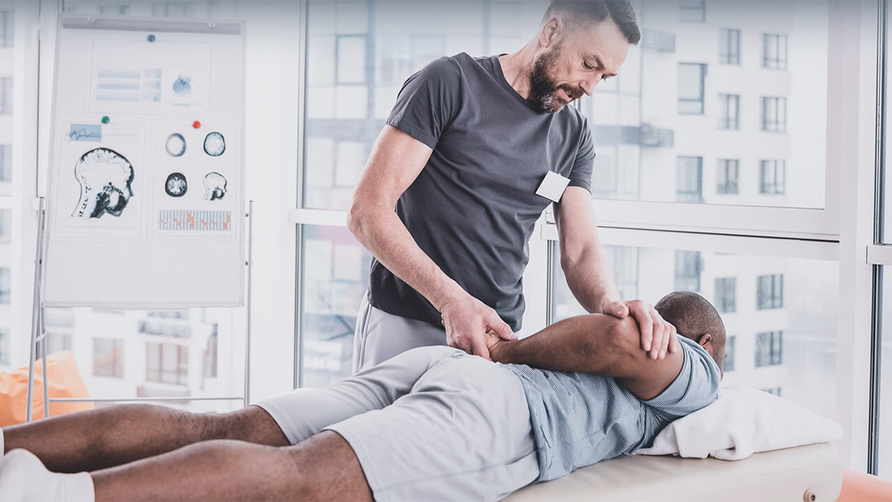 profissional a massajar paciente