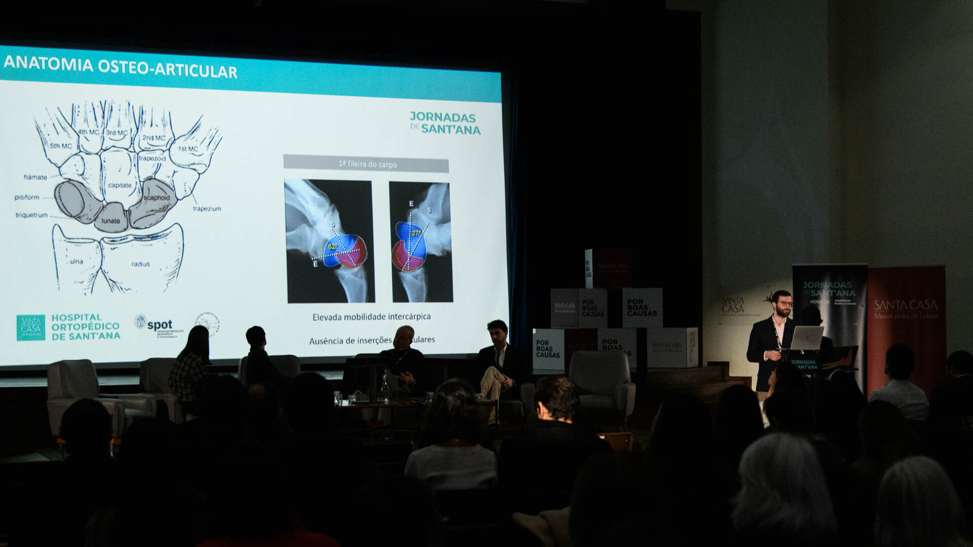 ecrã com apresentação no palco das Jornadas